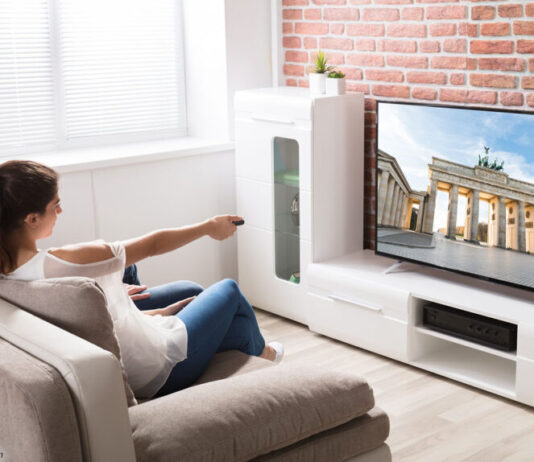 Paar Fernseher Wohnzimmer