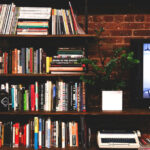 Regal mit Zeitschriften, Büchern, Fernseher