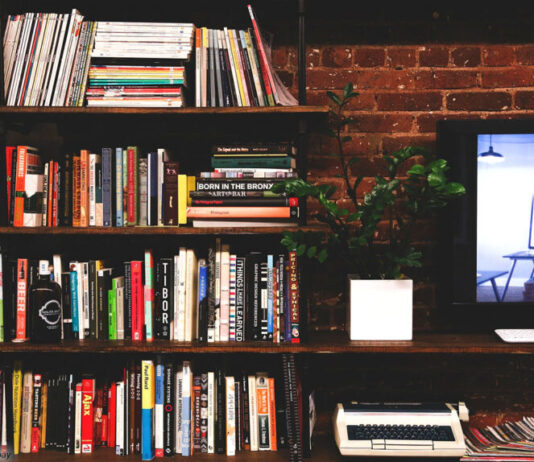 Regal mit Zeitschriften, Büchern, Fernseher