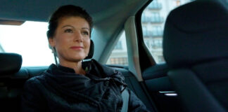 Sarah Wagenknecht sitzt auf der Rückbank eines Autos
