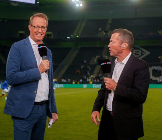 Moderator Florian König und Experte Lothar Matthäus