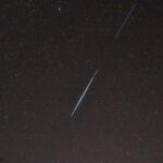 Schräg nach oben fliegend, konnten am 27. Oktober die in der Nacht zuvor gestarteten Starlink-Satelliten gut beobachtet werden