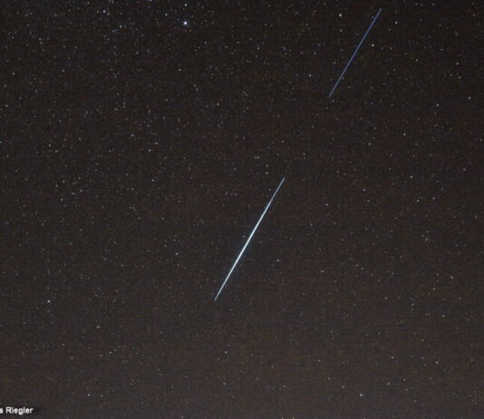 Schräg nach oben fliegend, konnten am 27. Oktober die in der Nacht zuvor gestarteten Starlink-Satelliten gut beobachtet werden