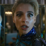 Skye vor einem Spiegel in "Smile 2"