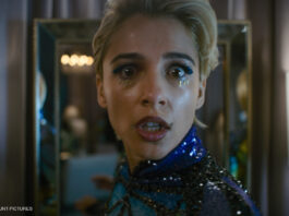 Skye vor einem Spiegel in "Smile 2"
