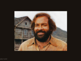 Bud Spencer lächelt in die Kamera.