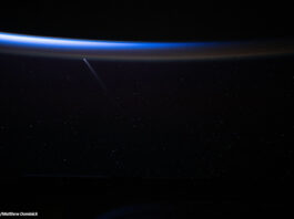 Der Komet Tsuchinshan-ATLAS (C/2023 A3) von der ISS aus kurz vor Sonnenaufgang fotografiert.