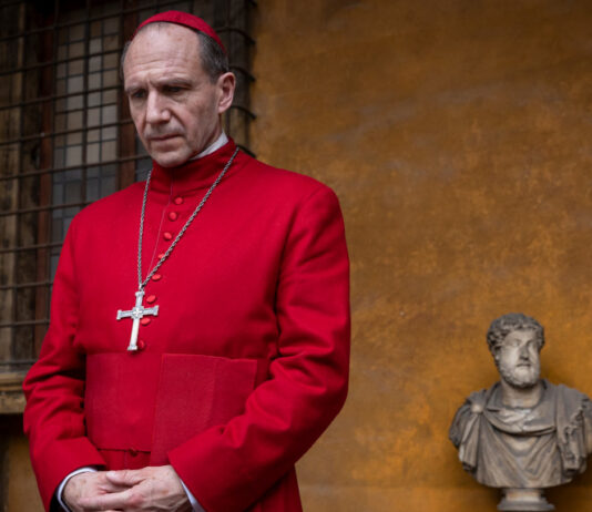 Ralph Fiennes als Kardinal in "Konklave"