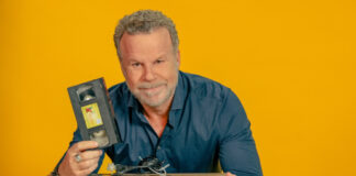 Jenke von Wilmsdorff zeigt einen VHS-Rekorder und ein paar VHS-Kassetten