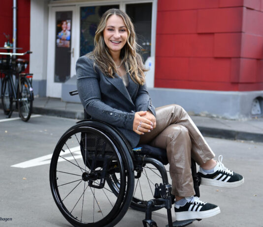 Kristina Vogel vor einer "Unter Uns"-Kulisse