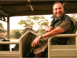 Szene aus "Herr Raue reist! So schmeckt die Welt" bei MagentaTV+: Tim Raue sitzt in einem Jeep in Namibia.