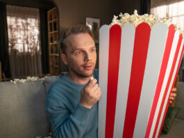 Ralf Schmitz mit großer Popcorn-Tüte