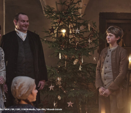 Gemeinsam feiert die Familie Bach das fröhliche Weihnachtsfest: Johann Sebastian Bach (Devid Striesow, 2. v. li.) und seine Frau Anna Magdalena (Verena Altenberger, li.) und ihre Kinder Elisabeth (Lotta Herzog, unten li.), Gottfried (German von Beug, 3. v. re.), Emanuel (Ludwig Simon, 2. v. re.) und Friedemann (Dominic Marcus Singer, re.)