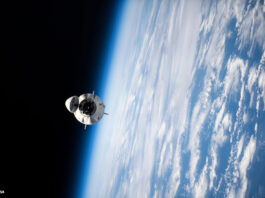 Die Crew Dragon Endeavour beim Ablegevorgang von der ISS, von der ISS aus fotografiert.