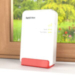Die Fritzbox 6860 5G am Fenster.