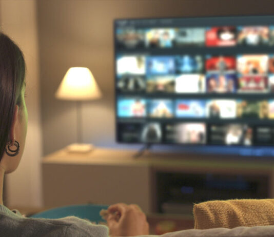 Wohnzimmer Fernseher Frau