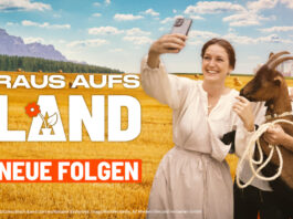 Eine Frau und ein Mann machen ein Selfie mit einer Ziege