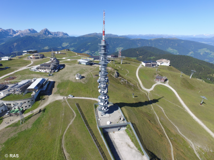 Der Sendemast am Kronplatz bei Bruneck zeigt anschaulich, wie viele Diensteanbieter auf einem gemeinsamen Mast unterbringen lassen