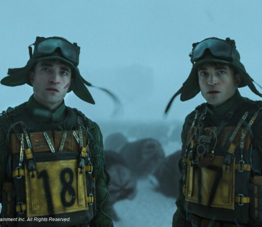 Robert Pattinson und sein Klon in "Mickey 17"