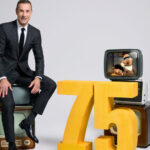 Kai Pflaume mit alten Fernsehern und einer 75 - im April 2025 moderiert er "75 Jahre ARD - Die große Jubiläumsshow".