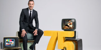 Kai Pflaume mit alten Fernsehern und einer 75 - im April 2025 moderiert er "75 Jahre ARD - Die große Jubiläumsshow".