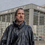 Lars Eidinger im Regen am Potsdamer Platz