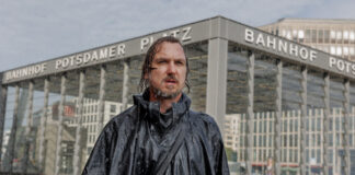 Lars Eidinger im Regen am Potsdamer Platz