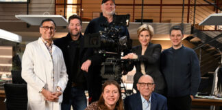Am Set bei den aktuellen Dreharbeiten zur 17. Staffel „SOKO Stuttgart“. Hinten V.l.n.r.: Mike Zaka Sommerfeldt, Peter Ketnath, Bildgestalter Simon Schmejkal, Astrid M. Fünderich, Benjamin Strecker. Vorne: Regisseurin Caro Leipold und Karl Kranzkowski. Copyright: Bavaria Fiction/Markus Fenchel