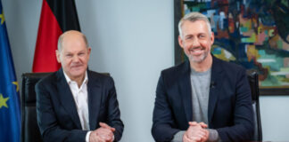 Bundeskanzler Olaf Scholz und "TV total"-Moderator Sebastian Pufpaff vor der Bundestagswahl 2025.