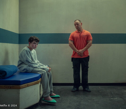 Vater und Sohn in "Adolescence" in der Gefängniszelle