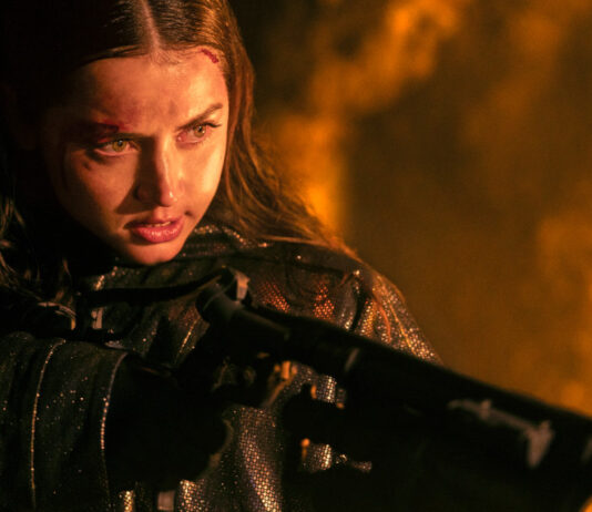 Ana de Armas mit einem Gewehr