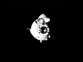 Das SpaceX Dragon-Besatzungsraumschiff mit den vier Crew-10-Mitgliedern an Bord nähert sich der Internationalen Raumstation. Nasa