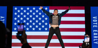 Elon Musk hüpft vor der USA-Flagge
