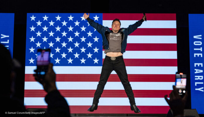 Elon-Musk-ZDF Elon Musk hüpft vor der USA-Flagge
