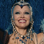 Pamela Anderson lächelt als Showgirl