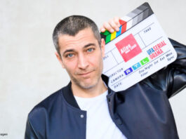Florian Thunemann mit einer Filmklappe