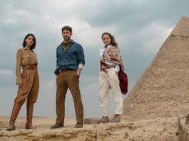 Der Cast von "Fountain of Youth" vor einer Pyramide
