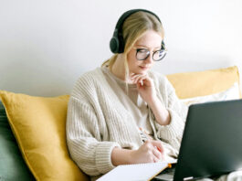 Frau auf Couch mit Notebook