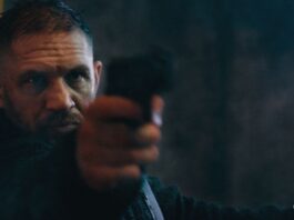 Tom Hardy in HAVOC mit einer Pistole