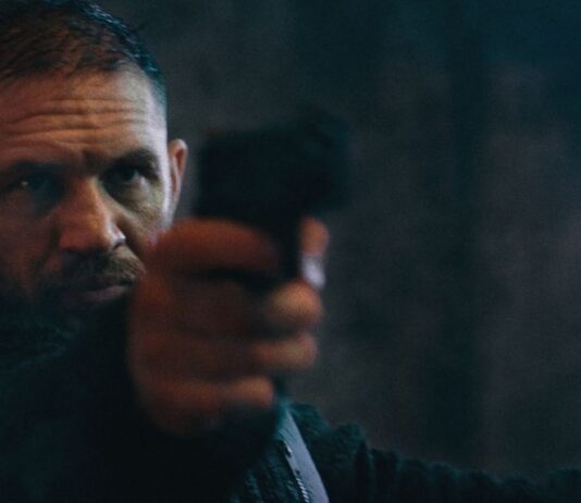 Tom Hardy in HAVOC mit einer Pistole
