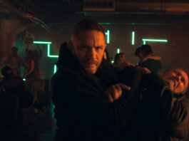 Tom Hardy mit einer Pistole