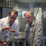 Kommissar Frank Thiel (Axel Prahl, r.) kann kaum glauben, was ihm Prof. Karl-Friedrich Boerne (Jan Josef Liefers, l.) zum Tathergang erklärt.