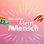 Das Keyvisual des Podcasts "Mein Mensch". Darauf greifen zwei Hände nach einander, dem berühmten Deckenfresko "Erschaffung des Adam" in der sixtinischen Kapelle nachempfunden.