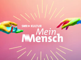 Das Keyvisual des Podcasts "Mein Mensch". Darauf greifen zwei Hände nach einander, dem berühmten Deckenfresko "Erschaffung des Adam" in der sixtinischen Kapelle nachempfunden.