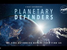 Titelbild des Trailer zur Dokumentation "Planetary Defenders" der NASA. Ein Schriftzug vor der Erde, im Vordergrund ein sich nähernder Asteroid.