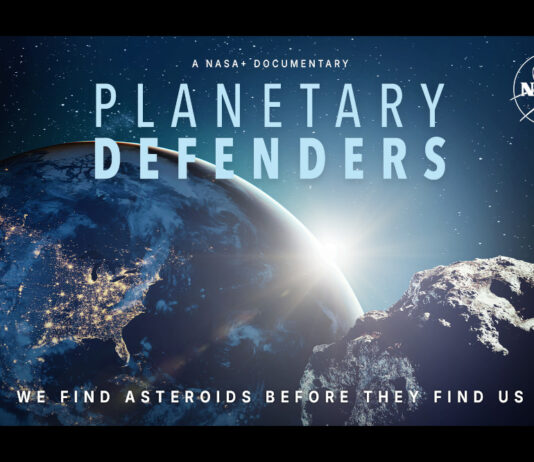 Titelbild des Trailer zur Dokumentation "Planetary Defenders" der NASA. Ein Schriftzug vor der Erde, im Vordergrund ein sich nähernder Asteroid.