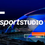 Der Schriftzug Sportstudio und das ZDF Logo stehen im Vordergrund. Im Hintergrund ist ein Fantasie-Fußballstadion zu sehen.