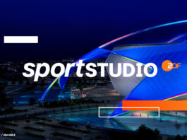 Der Schriftzug Sportstudio und das ZDF Logo stehen im Vordergrund. Im Hintergrund ist ein Fantasie-Fußballstadion zu sehen.