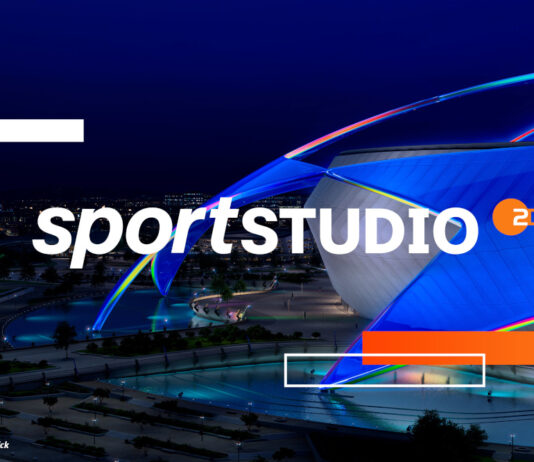 Der Schriftzug Sportstudio und das ZDF Logo stehen im Vordergrund. Im Hintergrund ist ein Fantasie-Fußballstadion zu sehen.