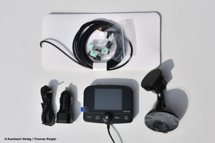 Der DAB+-Autoradioadapter Haike DAB-008 kommt mit reichlich Zubehör